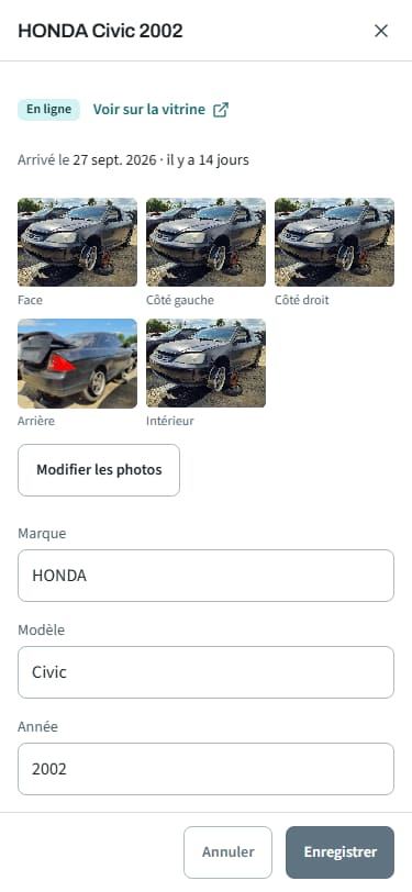 Le bureau de la cour sur téléphone, la fiche d’une Honda Civic 2002 : ses cinq photos, face, côté gauche, côté droit, arrière et intérieur. Cour de démonstration.